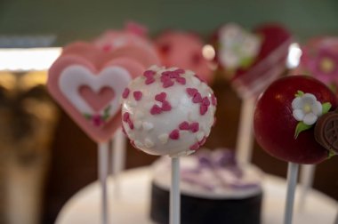 Pastanede yemek tasarımı, düğün ya da mutlu sevgililer günü şekerlemeleri. Çikolata kalpler ve çiçeklerle süslenmiş.
