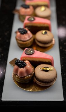 Viyana 'daki geleneksel fırın kafede Avusturya tatlıları, farklı türde çikolatalı ve meyveli kekler.