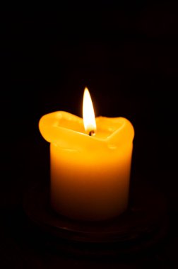 Karanlık yeraltı sığınağında yanan bir mum