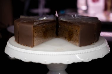 Avusturya kaynaklı kayısı reçelli ünlü Sachertorte çikolatalı keki Viyana 'daki kafede sergilenmektedir.