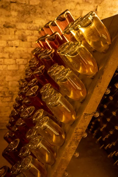 オーストリア ウィーンの地下室で伝統的な方法でスパークリングドライローズワイン生産 — ストック写真