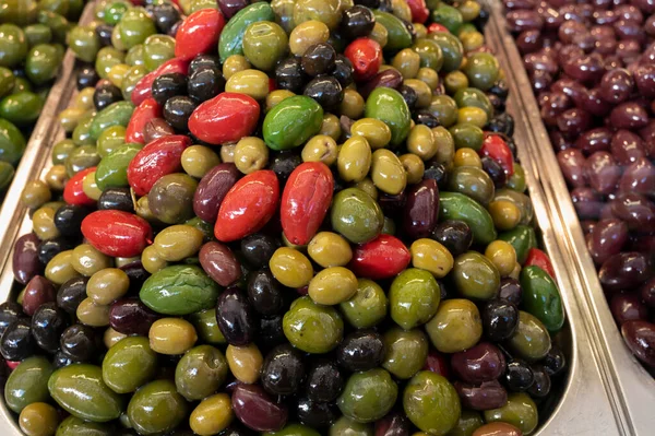 Olive Colorate Vicino Sul Mercato Sano Background Alimentare Vegetariano — Foto Stock