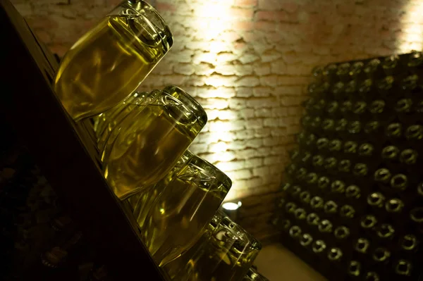 오스트리아 의빈에 저장실에서 전통적 방법으로 눈부시게 하얗고 장미로 포도주 — 스톡 사진