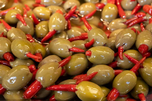 Gustose Olive Verdi Con Peperoncino Rosso Vicino Sul Mercato Sano — Foto Stock