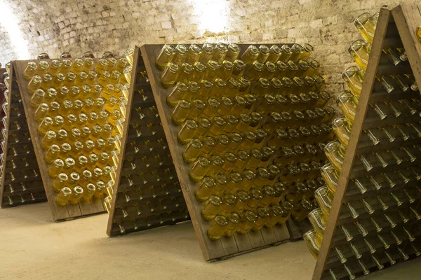 オーストリア ウィーンの地下室で伝統的な方法で乾燥した白とバラのワイン生産をスパークリング — ストック写真