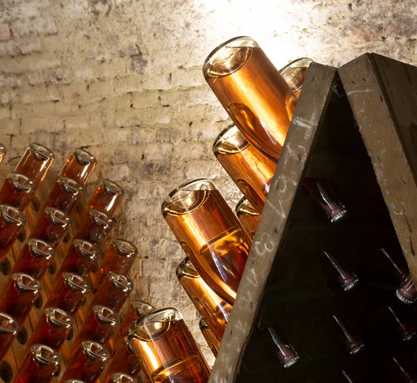 オーストリア ウィーンの地下室で伝統的な方法でスパークリングドライローズワイン生産 — ストック写真