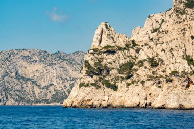 Kireçtaşı kayalıkları ve Cassis yakınlarındaki mavi deniz Provence, Fransa 'daki Calanques Ulusal Parkı' na tekne gezisi.