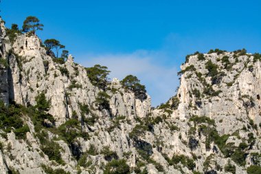 Cassis yakınlarında beyaz kumlu plajlı Calanque d 'En-vau manzarası, Fransa' nın Provence kentindeki Calanques ulusal parkına tekne gezisi