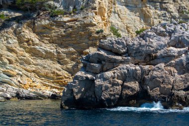 Kireçtaşı kayalıkları ve Cassis yakınlarındaki mavi deniz Provence, Fransa 'daki Calanques Ulusal Parkı' na tekne gezisi.