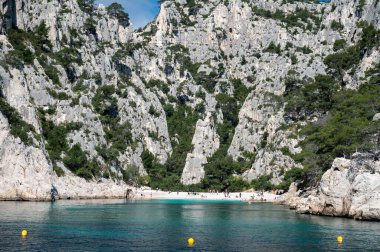 Cassis yakınlarında beyaz kumlu plajlı Calanque d 'En-vau manzarası, Fransa' nın Provence kentindeki Calanques ulusal parkına tekne gezisi