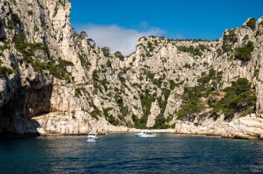 Cassis yakınlarında beyaz kumlu plajlı Calanque d 'En-vau manzarası, Fransa' nın Provence kentindeki Calanques ulusal parkına tekne gezisi