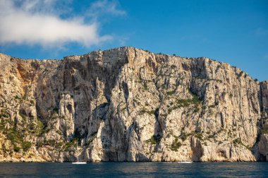 Kireçtaşı kayalıkları ve Cassis yakınlarındaki mavi deniz Provence, Fransa 'daki Calanques Ulusal Parkı' na tekne gezisi.