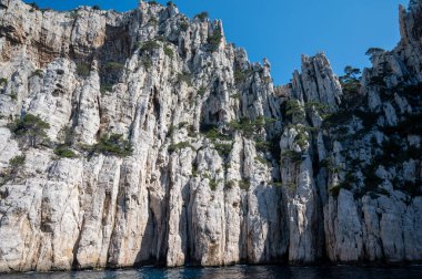 Kireçtaşı kayalıkları ve Cassis yakınlarındaki mavi deniz Provence, Fransa 'daki Calanques Ulusal Parkı' na tekne gezisi.