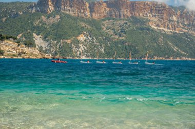 Kayalıkların panoramik manzarası, Plage du Bestouan sahilinde açık deniz suyu Cassis, Provence, Fransa