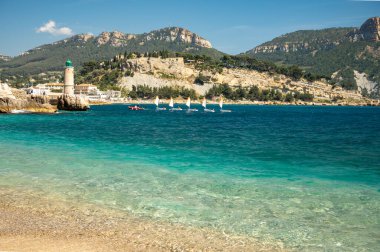 Kayalıkların panoramik manzarası, Plage du Bestouan sahilinde açık deniz suyu Cassis, Provence, Fransa