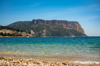 Kayalıkların panoramik manzarası, Plage du Bestouan sahilinde açık deniz suyu Cassis, Provence, Fransa