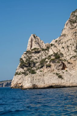 Kireçtaşı kayalıkları ve Cassis yakınlarındaki mavi deniz Provence, Fransa 'daki Calanques Ulusal Parkı' na tekne gezisi.