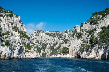 Cassis yakınlarında beyaz kumlu plajlı Calanque d 'En-vau manzarası, Fransa' nın Provence kentindeki Calanques ulusal parkına tekne gezisi