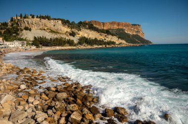 Provencal Cassis sahilinden manzara, Fransa 'nın Provence kentindeki Calanques Ulusal Parkı' na tekne gezisi