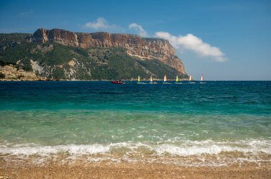 Kayalıkların panoramik manzarası, Plage du Bestouan sahilinde açık deniz suyu Cassis, Provence, Fransa