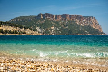 Kayalıkların panoramik manzarası, Plage du Bestouan sahilinde açık deniz suyu Cassis, Provence, Fransa