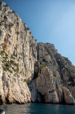 Kireçtaşı kayalıkları ve Cassis yakınlarındaki mavi deniz Provence, Fransa 'daki Calanques Ulusal Parkı' na tekne gezisi.
