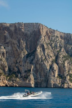 Kireçtaşı kayalıkları ve Cassis yakınlarındaki mavi deniz Provence, Fransa 'daki Calanques Ulusal Parkı' na tekne gezisi.