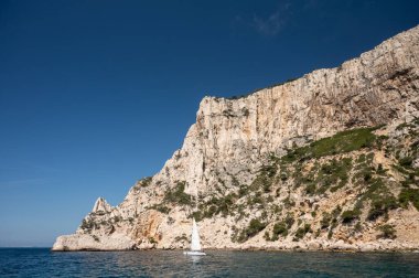 Kireçtaşı kayalıkları ve Cassis yakınlarındaki mavi deniz Provence, Fransa 'daki Calanques Ulusal Parkı' na tekne gezisi.