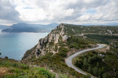 La Ciotat 'tan Cassis' e giden turistik rota D141, mavi deniz manzaralı, kireçtaşı uçurumları ve yeşil çam ormanı, Fransa 'nın Provence kentinde tatil