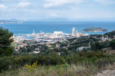 Tarihsel Provencal şehri La Ciotat 'ın panoramik hava manzarası. Fransa' nın Provence kentinde eski büyük bir tersane yaz tatili.