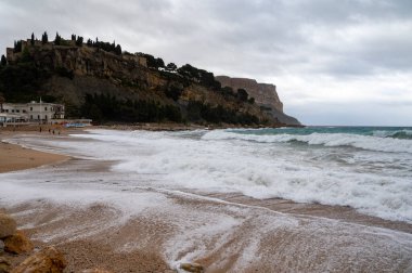 Denizde fırtına, Cassis, Provence, Fransa 'daki sarı kumlu sahilde yüksek dalgalar.