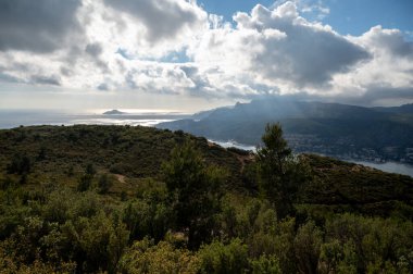 La Ciotat 'tan Cassis' e giden turistik rota D141, eski Cassis kentinin limanına panoramik manzara, mavi deniz, kireçtaşı uçurumları ve yeşil çam ormanı, Fransa 'nın Provence kentinde tatil