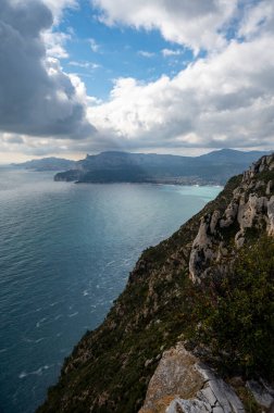La Ciotat 'tan Cassis' e giden turistik rota D141, mavi deniz manzaralı, kireçtaşı uçurumları ve yeşil çam ormanı, Fransa 'nın Provence kentinde tatil