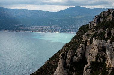 La Ciotat 'tan Cassis' e giden turistik rota D141, mavi deniz manzaralı, kireçtaşı uçurumları ve yeşil çam ormanı, Fransa 'nın Provence kentinde tatil