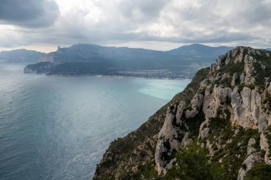 La Ciotat 'tan Cassis' e giden turistik rota D141, mavi deniz manzaralı, kireçtaşı uçurumları ve yeşil çam ormanı, Fransa 'nın Provence kentinde tatil