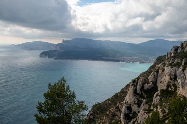 La Ciotat 'tan Cassis' e giden turistik rota D141, mavi deniz manzaralı, kireçtaşı uçurumları ve yeşil çam ormanı, Fransa 'nın Provence kentinde tatil