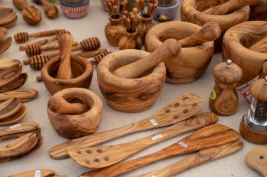 Çalışma masası, zeytin ağacı ahşap mutfak aletleri Provence, Fransa 'daki çiftçi pazarında