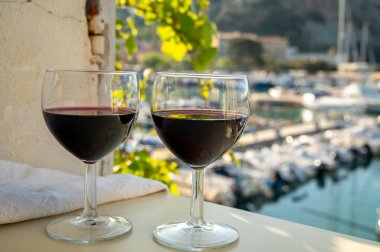 Açık terasta kırmızı şarap içmek yaşlı balıkçının limanını görmek Cassis, Provence, Fransa 'da renkli teknelerle