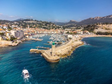 Kumsalda panoramik hava manzarası, mavi deniz, uçurumlar, evler, sokaklar ve Cassis, Provence, Fransa 'da deniz feneri olan eski balıkçıların limanı bulutlu bir günde