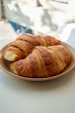 Provence 'de yaz sabahı, taze kruvasanlarla geleneksel kahvaltı ve Cassis, Provence, Fransa' daki balıkçı teknelerinin manzarası.