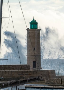 Denizde fırtına, eski balıkçıların limanında yüksek dalgalar Cassis, Provence, Fransa 'da deniz feneri
