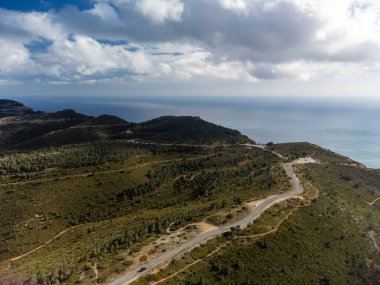 La Ciotat 'tan Cassis' e giden turistik rota D141, kumlu kireçtaşı uçurumları ve yeşil çam ormanları panoramik manzara, Fransa 'nın Provence kentinde tatil