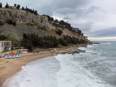 Kumsalda, denizde, kayalıklarda, evlerde, caddelerde ve Cassis, Provence, Fransa 'da deniz feneri olan eski balıkçıların limanında panoramik manzara