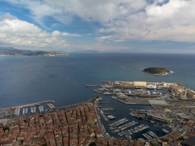 Tarihsel Provencal şehri La Ciotat 'ın panoramik hava manzarası. Fransa' nın Provence kentinde eski büyük bir tersane yaz tatili.