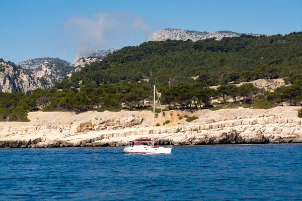 Acantilados Piedra Caliza Mar Azul Cerca Cassis Excursión Barco Parque — Foto de Stock