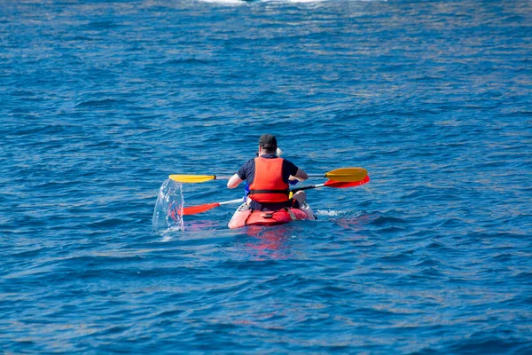 Kimliği belirlenemeyen iki sporcu Cassis yakınlarındaki Calanque de Port-Miou, Fransa 'nın Provence kentindeki Calanques Ulusal Parkı' na gezi yapıyor.