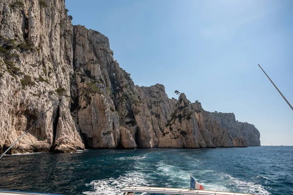 Kireçtaşı kayalıkları ve Cassis yakınlarındaki mavi deniz Provence, Fransa 'daki Calanques Ulusal Parkı' na tekne gezisi.