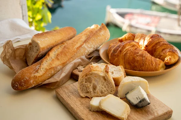 Sonniger Morgen Der Provence Frühstück Mit Frisch Gebackenem Croissant Baquett — Stockfoto