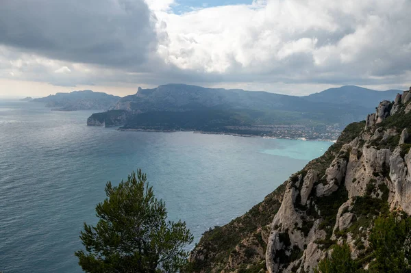La Ciotat 'tan Cassis' e giden turistik rota D141, mavi deniz manzaralı, kireçtaşı uçurumları ve yeşil çam ormanı, Fransa 'nın Provence kentinde tatil