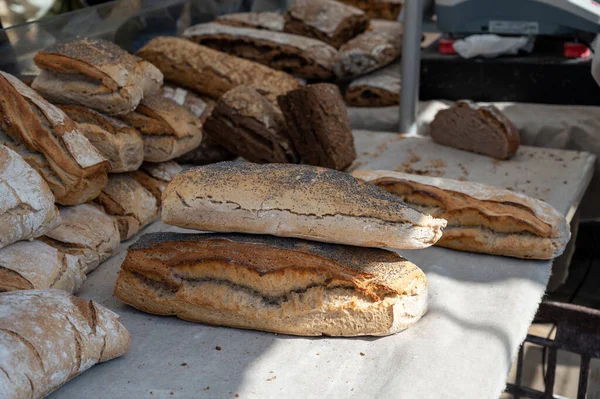 Doğal mayayla yapılan ekşi hamurlu biyolojik ekmek ve Provence, Fransa 'da pazarda satılmak üzere odun sobasında pişirildi.